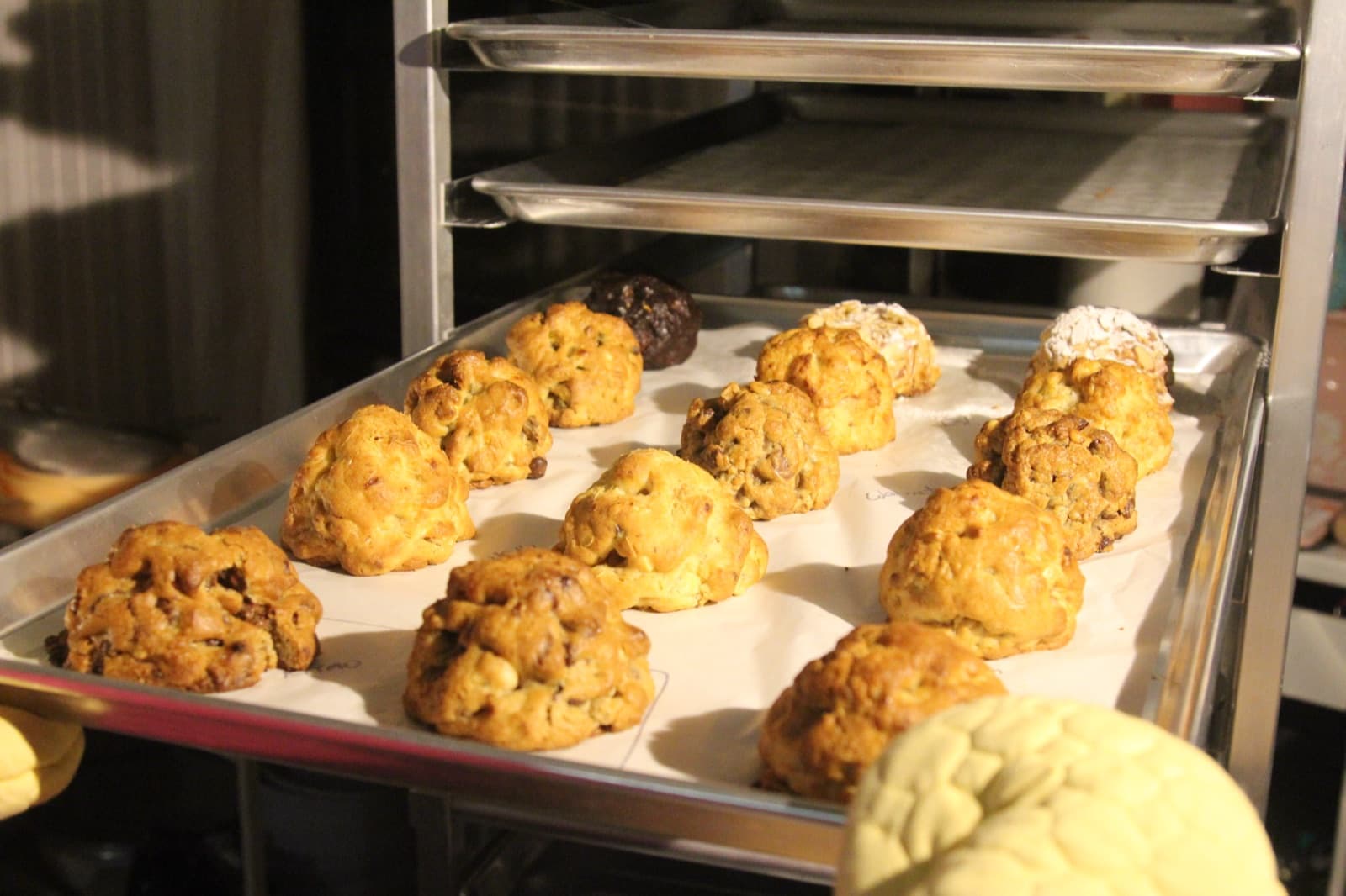 Bandeja de galletas Dulcester recién horneadas junto al rack de la cocina