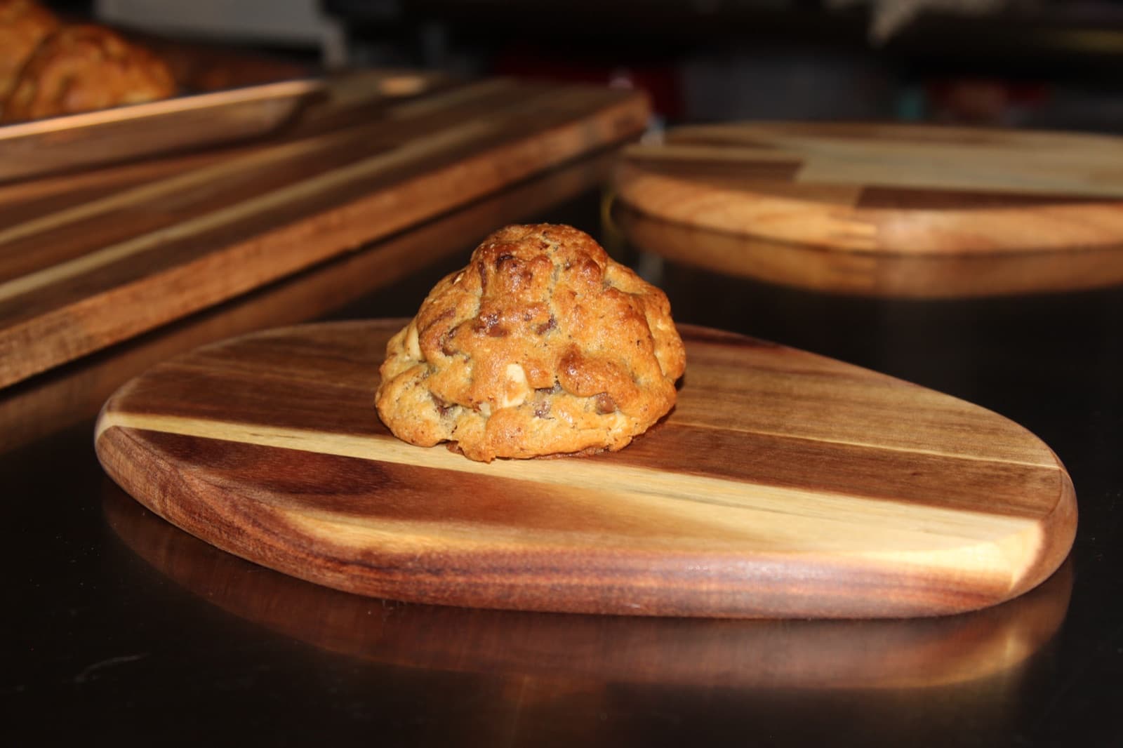 Una galleta Dulcester presentada sobre una tabla de madera