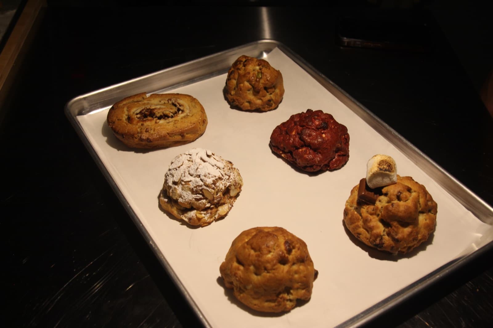 Selección de distintos sabores de galletas Dulcester en una bandeja